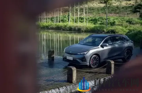 极狐T5纯电版吊打尚界H5：麦格纳制造+81%高强钢，耐用又安心-2