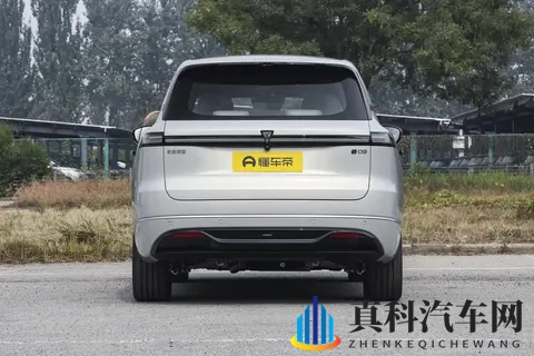 家庭六座SUV，深蓝S09适合带全家出行，实用又舒服-3