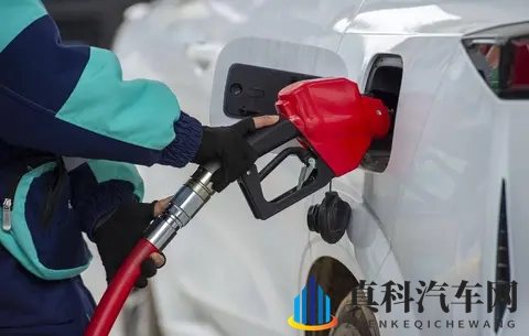 开车去加油一定要当心,不要做这3件事,否则会吃哑巴亏!-2