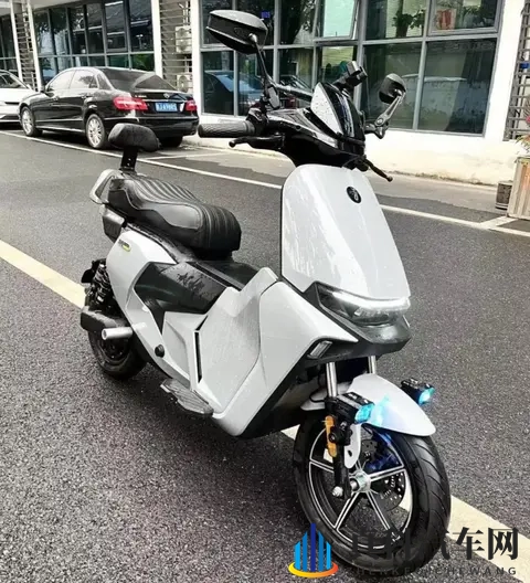 16寸的轮胎性能更强，为什么电动车却大多数用14寸的？为了省钱吗-1