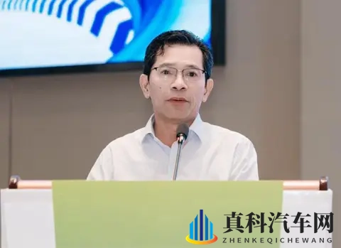 他掀开裙子舌头伸进去添:男子突然掀裙舌探私密部位-2