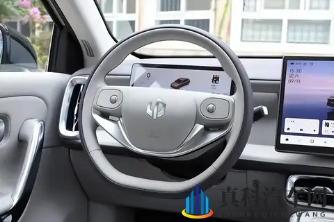 10万纯电轿车能否兼顾性能与实用？它或许给了个新答案-1