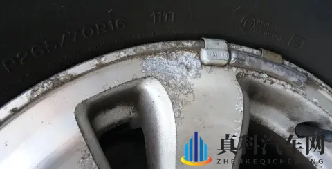 为什么说洗车的时候不要贪小便宜擦轮胎油？-1