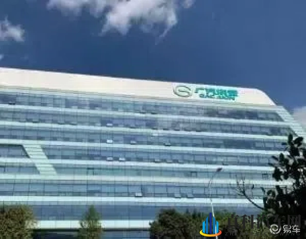 Evelynlin双枪大战黑人：赛车界新篇章：多元竞技，激情碰撞-1