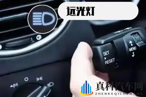 女学霸脱了内裤趴着光屁股打：女学霸行为失当，趴地裸露引发热议-3