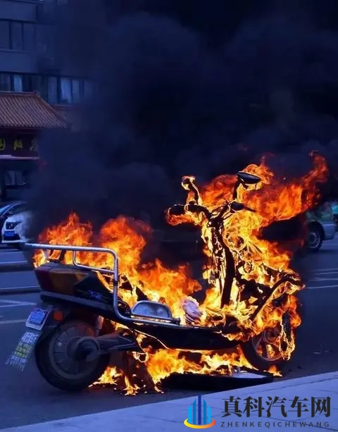 电动车挡风被被禁用，冬天骑车族想出御寒新招，网友看后惊呼聪明-3