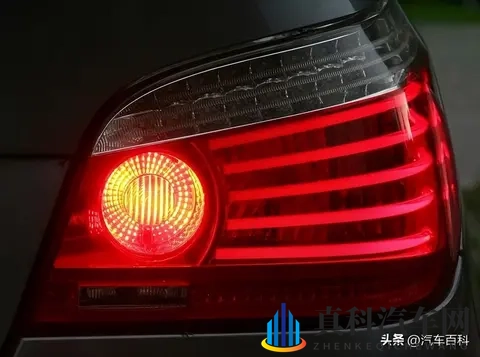 为什么前雾灯是黄色,后雾灯是红色?平时可以开雾灯辅助照明吗?-1