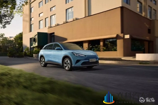 老师穿白色双开真丝旗袍怎么穿：导师着素色丝质长衫,如何着装-1