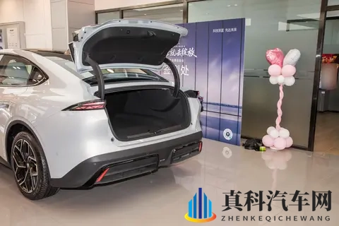 深蓝L06试驾:配置拉满、不走老路,适合全家人的新家轿-3