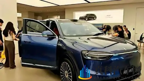 周末逛华为展厅真实一幕：50万的车被抢空，20万的车却无人问津！-3