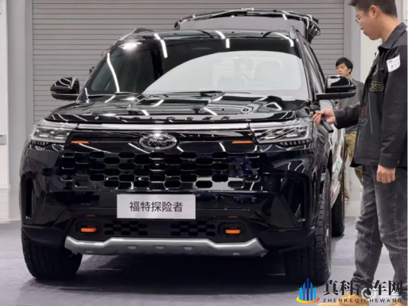 福特探险者昆仑穿越版新车亮相，能征服山野，也能拥抱日常！-1