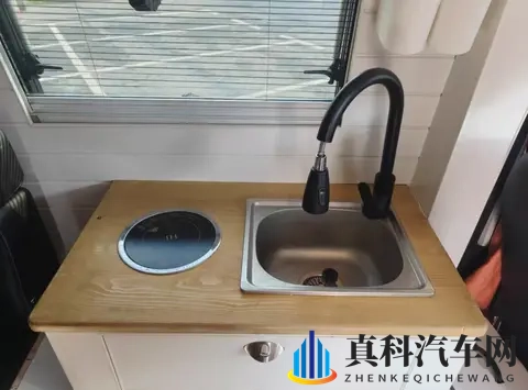 不是豪华,是自在——一辆露营车里的生活哲学-1