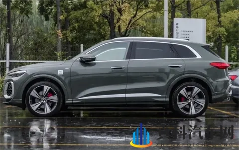 全新外观_三屏内饰,全新奥迪Q5L实车现身,搭华为驾辅_20T动力-3