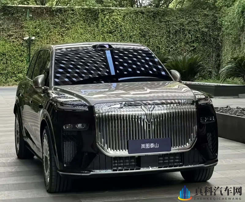 岚图泰山实车现身,大过问界M9+517马力,配三腔空悬-1