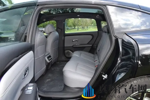 家用选车先看这款，内外兼修，配置拉满，1599 万就能拿下-1