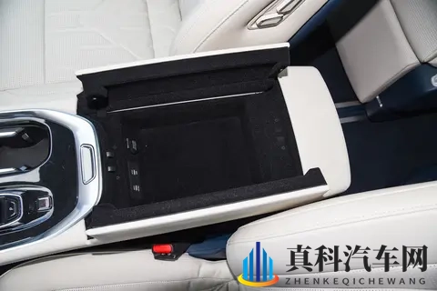 极氪009 七座过道版两驱试驾：豪华与实用的精致融合-2