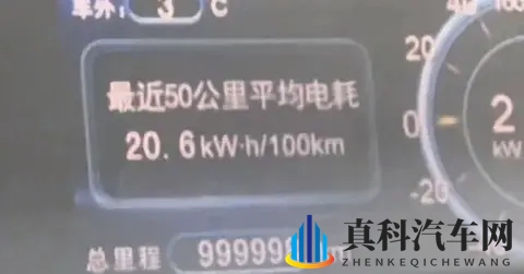 周莹回乡下被爸爸抱回老家：周莹返乡探亲，父亲欣喜拥入故里怀抱-3