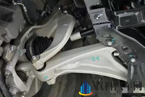 一撞就断！为何新能源车用粗壮的铝合金悬挂，却经常断轴崴脚？-2