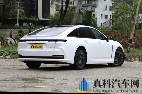 30 万级进口后驱混动轿车，两款车型怎么选不踩坑？-2