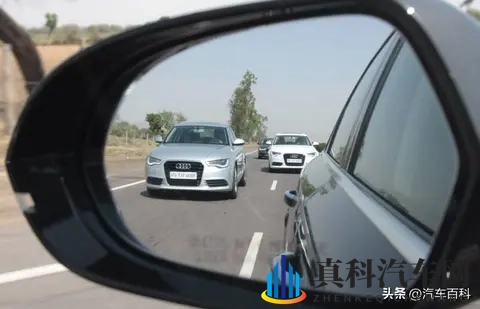 为什么说开车犹豫是大忌,有很大的安全隐患?-1