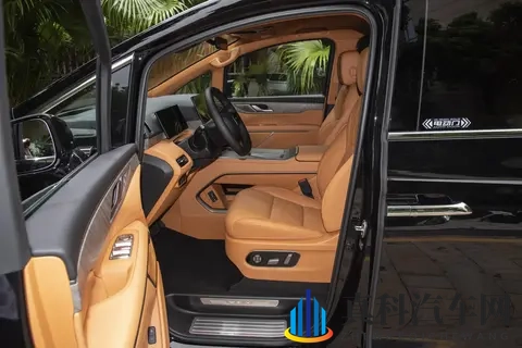 全家出游选 MPV，车长多少才够用？魏牌高山7 ，细节藏着小心思？-1