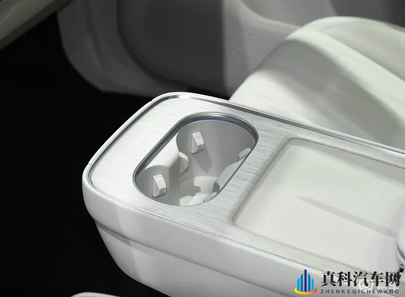 新款星纪元ET大改动：舍弃现款中央扶手，更换字母车标-1