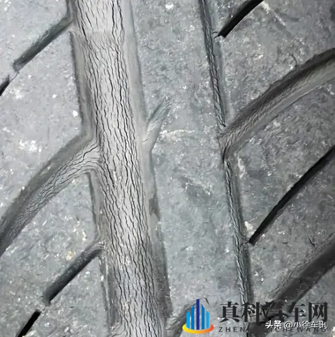 5,6年的轮胎,每年几千公里,花纹还很深,有点老化,用不用更换-1