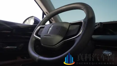 男女打扑克:男女欢聚牌桌,欢乐扑克时光-2