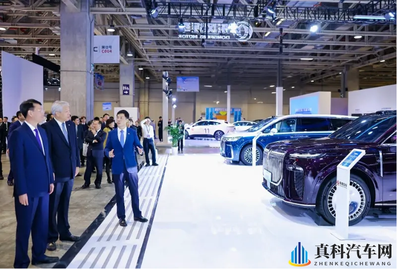 最霸气华系SUV岚图泰山亮相澳门车展 开启全球化新篇章-1