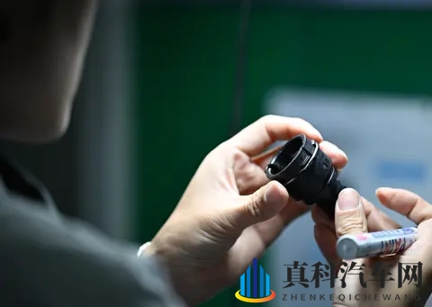 抱着老婆让别人3p：汽车生活新境界：温馨和谐驾驶体验揭秘-1