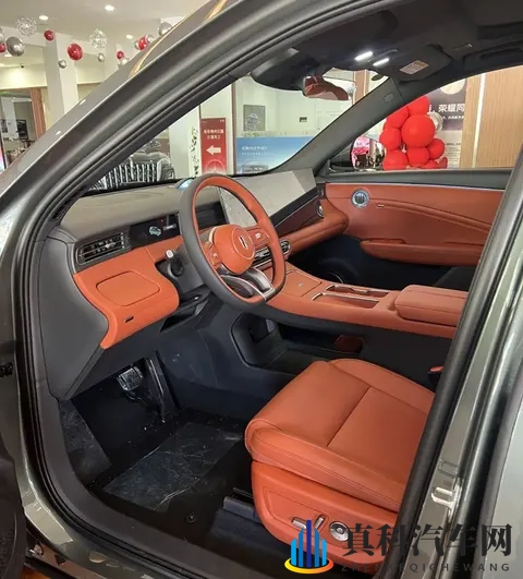 红旗HS6 PHEV到店，车长超4米9，大五座布局还带冰箱，搭15T插混-3