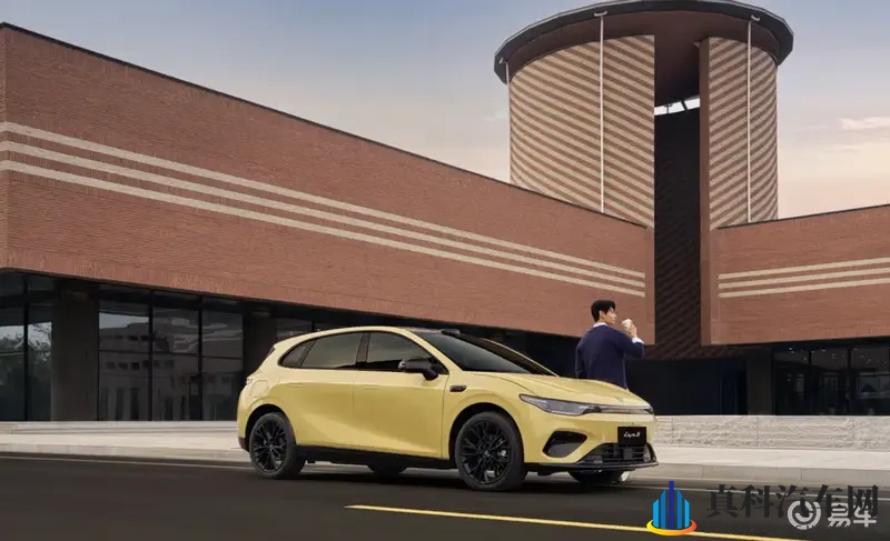 全新零跑Lafa5内饰亮相,比萤火虫大,比B10贵-1