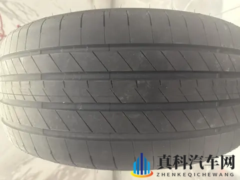 他掀开裙子把舌头伸进去添视:他动手脱裙露腿,舌探私密瞬间曝光-1