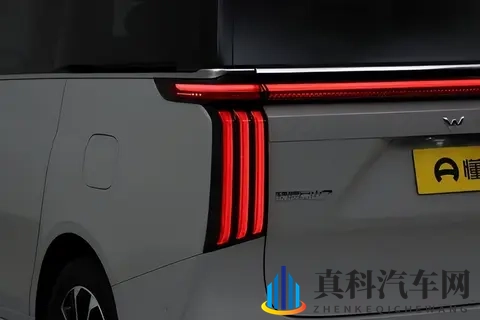 三孩爸开了台新MPV，全家人都说：这车像家一样舒服！-1