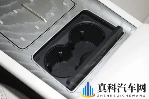 阿维塔 12 四激光版（2026 款）体验：实用配置下的豪华出行感受-3