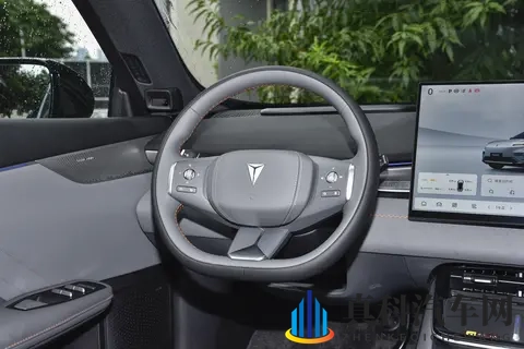 深度体验深蓝S05:没想到它这么香,620km续航+15分钟超充!-1