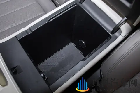 15万级磁流变悬架轿车,标配激光雷达,深蓝L06凭啥这么香?-2