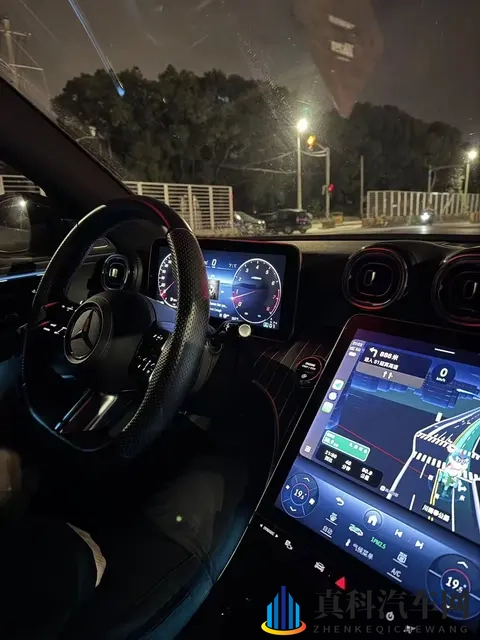 2025款奔驰C级试驾：豪华感真能当饭吃？优缺点扒透-2