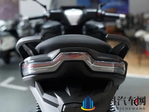 德系平台+国产价格，2025款无极SR4 Max中排踏板，售价29999元起-1