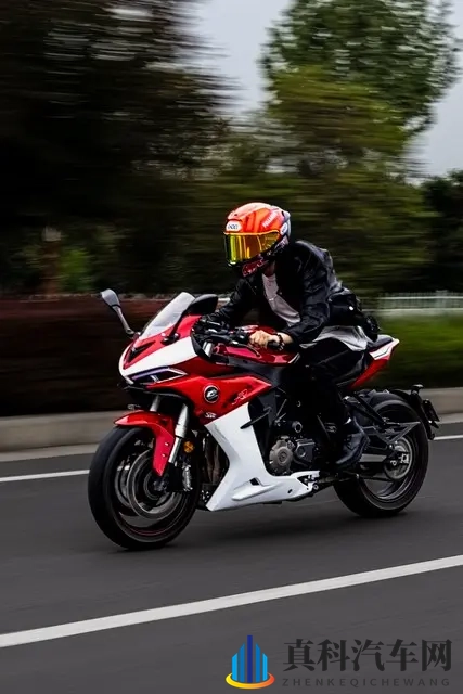 交规要摩托车靠右行驶，靠右就行了吗？-1