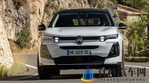 采用全新设计理念,全新雪铁龙C5 Aircross实车图曝光-3