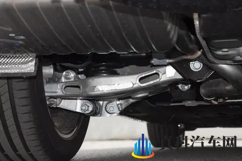 捷豹 XFL 2 款车型配置拆解:2398 万起怎么选?实用党 & 性能党都看这-1