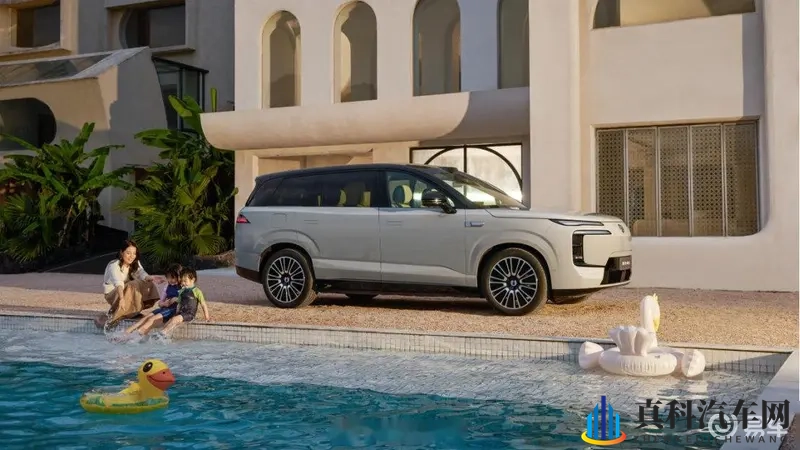 巜商务出差和女老板同房：汽车成临时居所，商务出行新体验引关注-2