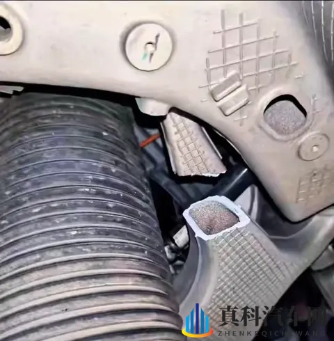 一撞就断！为何新能源车用粗壮的铝合金悬挂，却经常断轴崴脚？-3