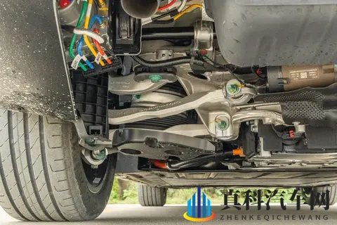 TA来了，无需动手，脚踩AR图标开后备箱，腾势N8L让优雅成为习惯-1