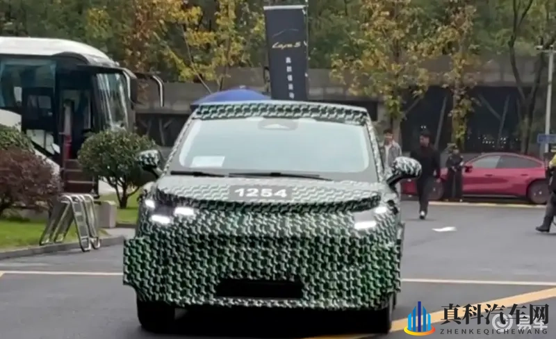 零跑A10测试谍照 定位小型SUV 预计采用纯电驱动-1