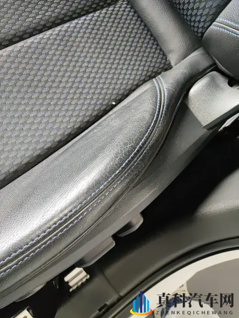 两人打扑克又疼又叫:智能驾驶升级,安全与娱乐两不误-3