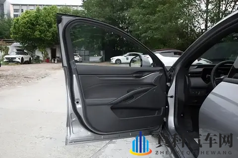 动力强、油耗低、空间大，这台混动B级车试完后有点上头-1