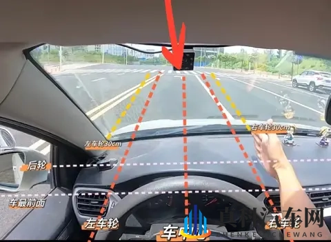 新手开车总感觉“车比路宽”？是你没搞懂这3个“视觉陷阱”！-1