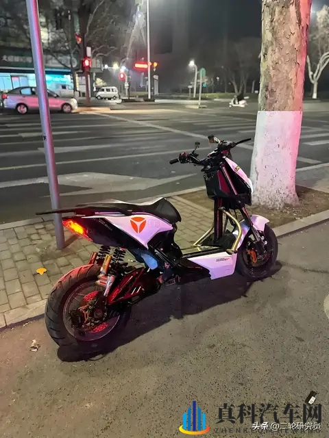 选电摩别乱买！雅迪X5这3个优势，让你通勤一周一充还倍儿有面-1